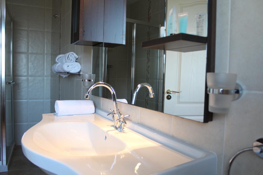 Connemara Lake Hotel Oughterard Δωμάτιο φωτογραφία